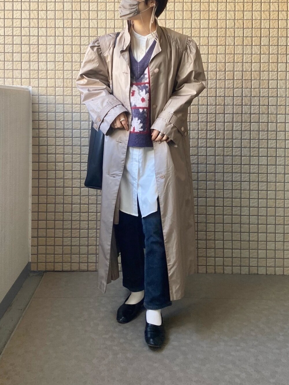 「デニムパンツ、休日スタイル、ニットベスト、ロングコート、古着MIX、古着、ZARA、ショルダーバッグ、レイヤードスタイル」｜「VINTAGEのアイテム（ジャケット/アウター、ベージュ系）」を使った、maさん（レディース・161cm）の冬コーディネートの1枚目の写真