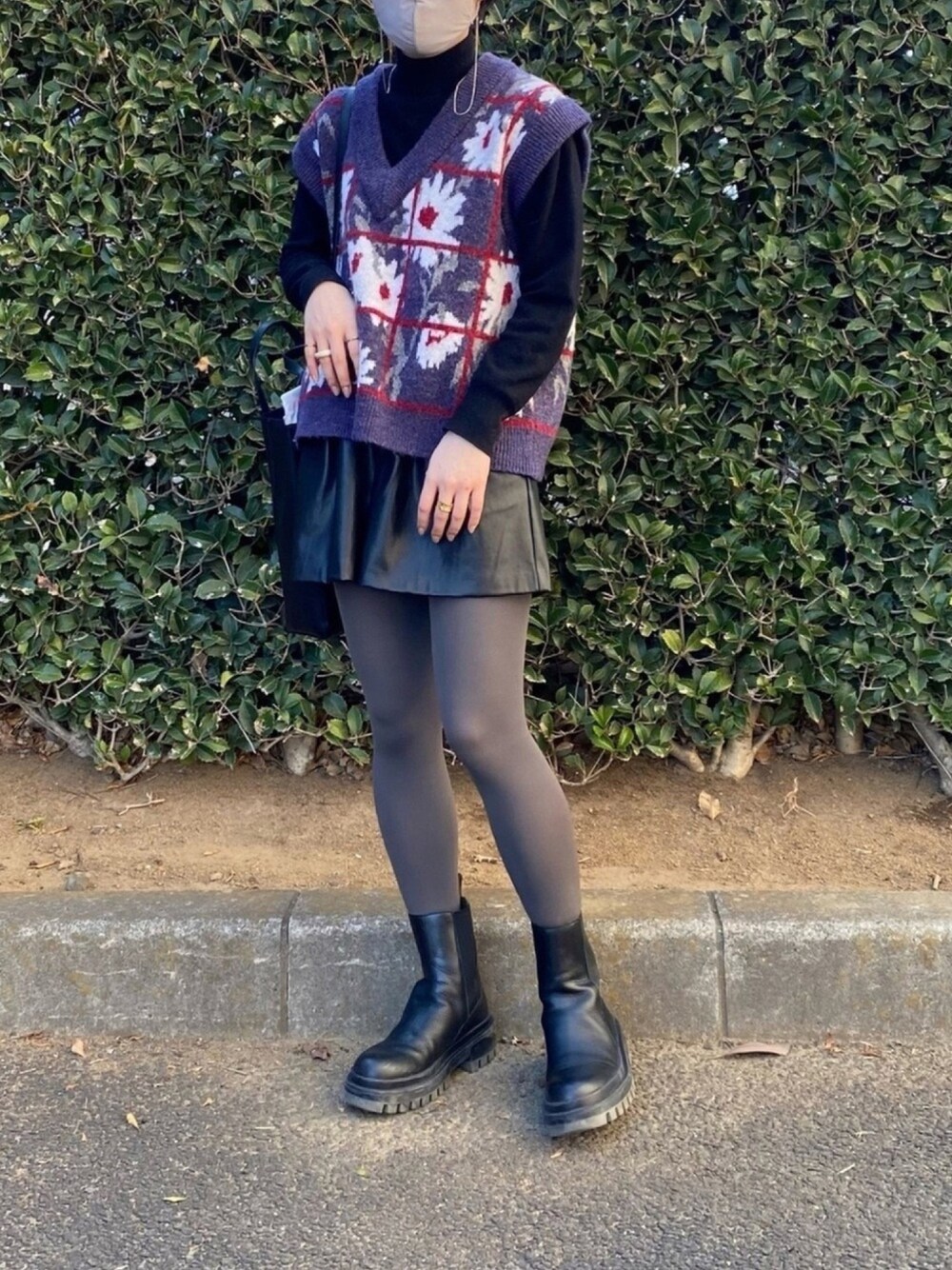 「ハイネック、ブラック、ZARA、ザラジョ、ショルダーバッグ、ニットベスト、レザー、ショートブーツ、ベスト、休日コーデ」｜「ZARAのアイテム（ブーツ、ブラック系）」を使った、maさん（レディース・161cm）の冬コーディネートの1枚目の写真