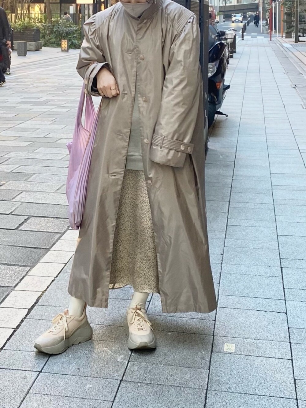 「くすみカラー、レオパード、レイヤードスタイル、古着、古着MIX、スニーカー、ワントーンコーデ」｜「VINTAGEのアイテム（ジャケット/アウター、ベージュ系）」を使った、maさん（レディース・161cm）の冬コーディネートの1枚目の写真