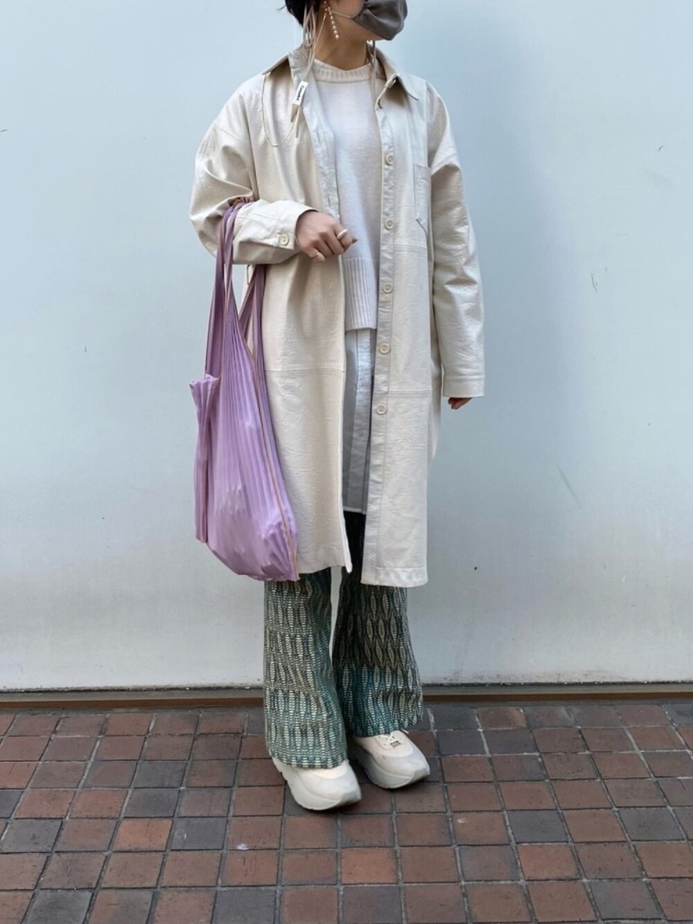 「春カラー、プリーツバッグ、レザージャケット、レイヤードスタイル、スニーカー、ZARA、ザラ、トートバッグ、春アウター、休日スタイル」｜「ZARAのアイテム（ジャケット/アウター、ホワイト系）」を使った、maさん（レディース・161cm）の冬コーディネートの1枚目の写真