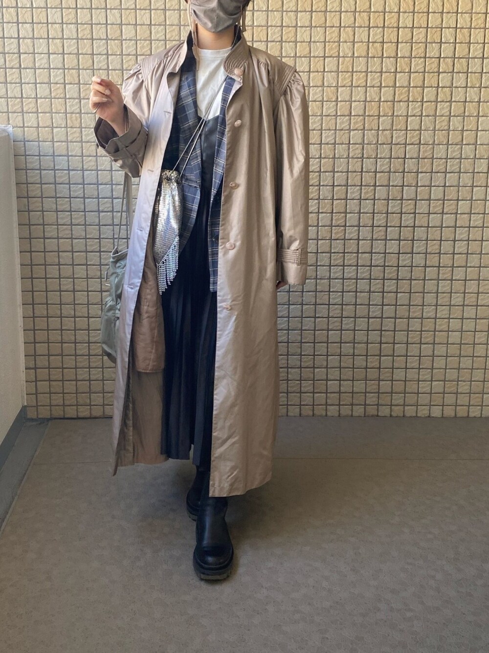 「ZARA、ロングコート、ブーツ、レザー、レイヤードスタイル、チェックシャツ、古着MIX、トートバッグ、ショルダーバッグ、キャミワンピ」｜「VINTAGEのアイテム（ジャケット/アウター、ベージュ系）」を使った、maさん（レディース・161cm）の冬コーディネートの1枚目の写真
