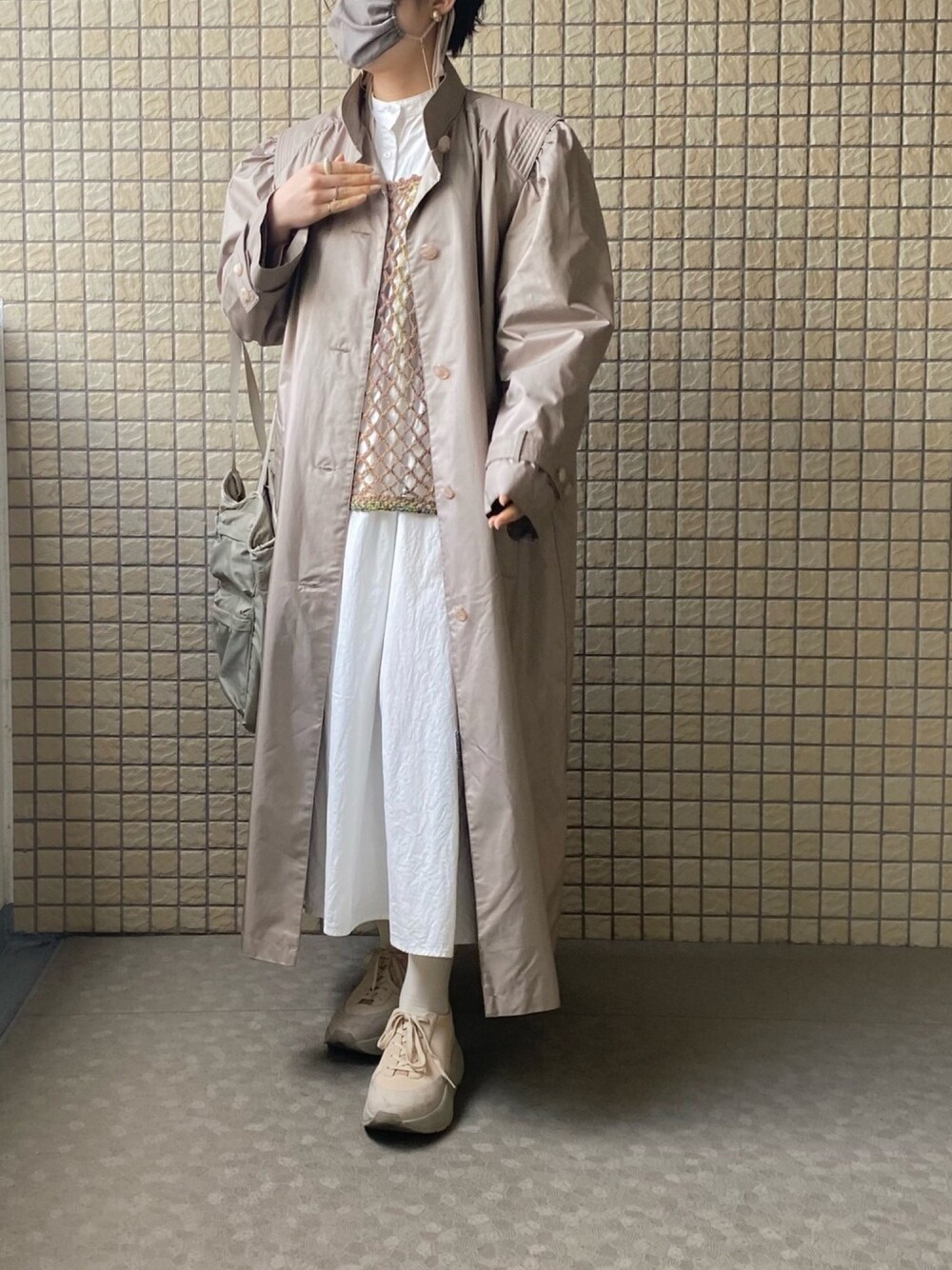 「春コーデ、ベージュ、レイヤードスタイル、ロングコート、ロングワンピース、シャツワンピ、ホワイト、古着MIX、休日コーデ、ootd」｜「VINTAGEのアイテム（ジャケット/アウター、ベージュ系）」を使った、maさん（レディース・161cm）の冬コーディネートの1枚目の写真