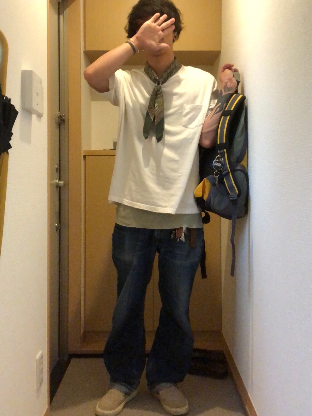 「夏、バンダナ、白Tシャツ、デニム、VANS、Tシャツ、シンプル、ラフ、プチプラ」｜「United AthleのヘビーウェイトビッグシルエットTシャツ/ポケット付き（Tシャツ/カットソー、ホワイト系）」を使った、yutaroさん（メンズ・173cm）の夏コーディネートの1枚目の写真