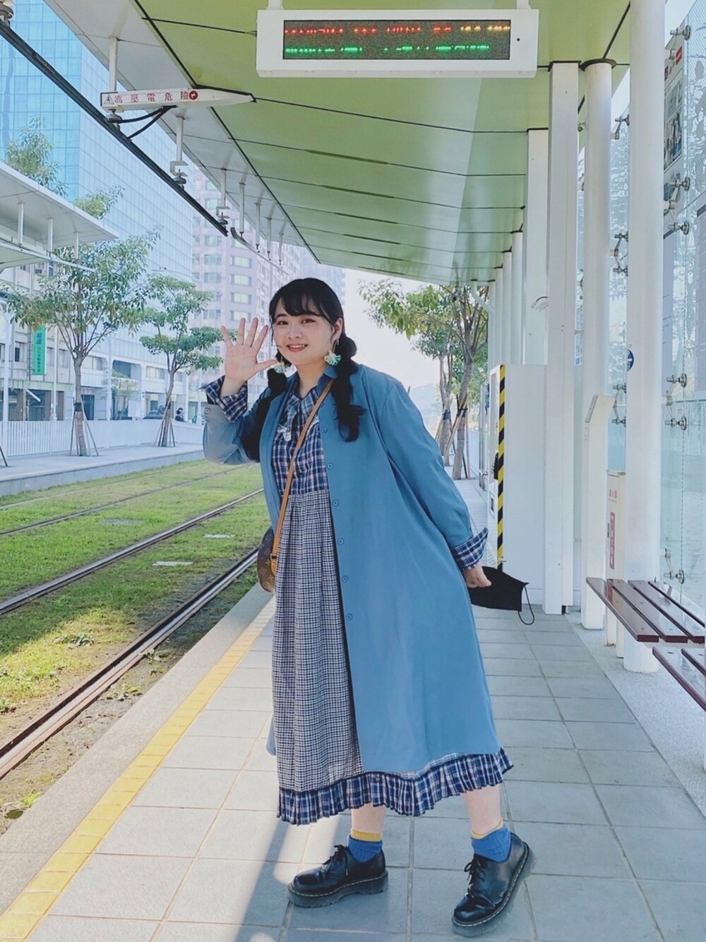 「ootd、oversize、洋裝、carhartt、REMAKE」｜「LOUIS VUITTONのアイテム（バッグ、ブラウン系）」を使った、ㄙㄚㄩㄚさん（レディース・160cm）の冬コーディネートの1枚目の写真