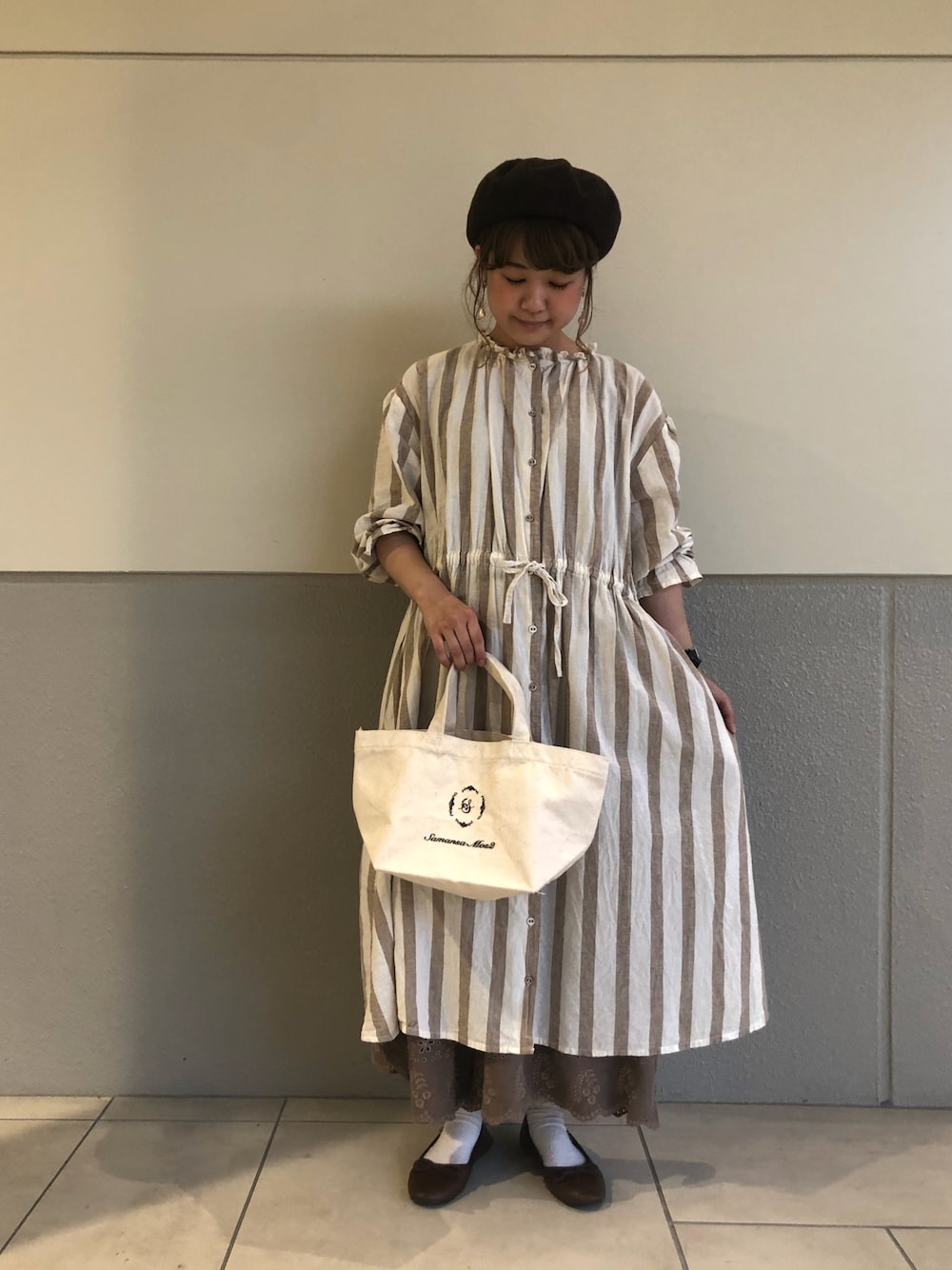 ベージュ系のワンピース、ブラウン系のその他パンツを着用したレディースの秋コーディネートの1枚目の写真