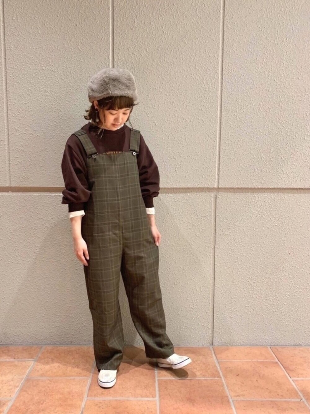 ブラウン系のTシャツ/カットソー、ブラウン系のその他パンツ、ホワイト系のシャツ/ブラウスを着用したレディースの秋コーディネートの1枚目の写真