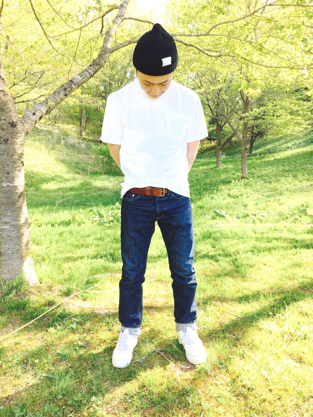 ホワイト系のTシャツ/カットソー、ブルー系のデニムパンツ、ホワイト系のスニーカーを着用したメンズの春コーディネートの1枚目の写真