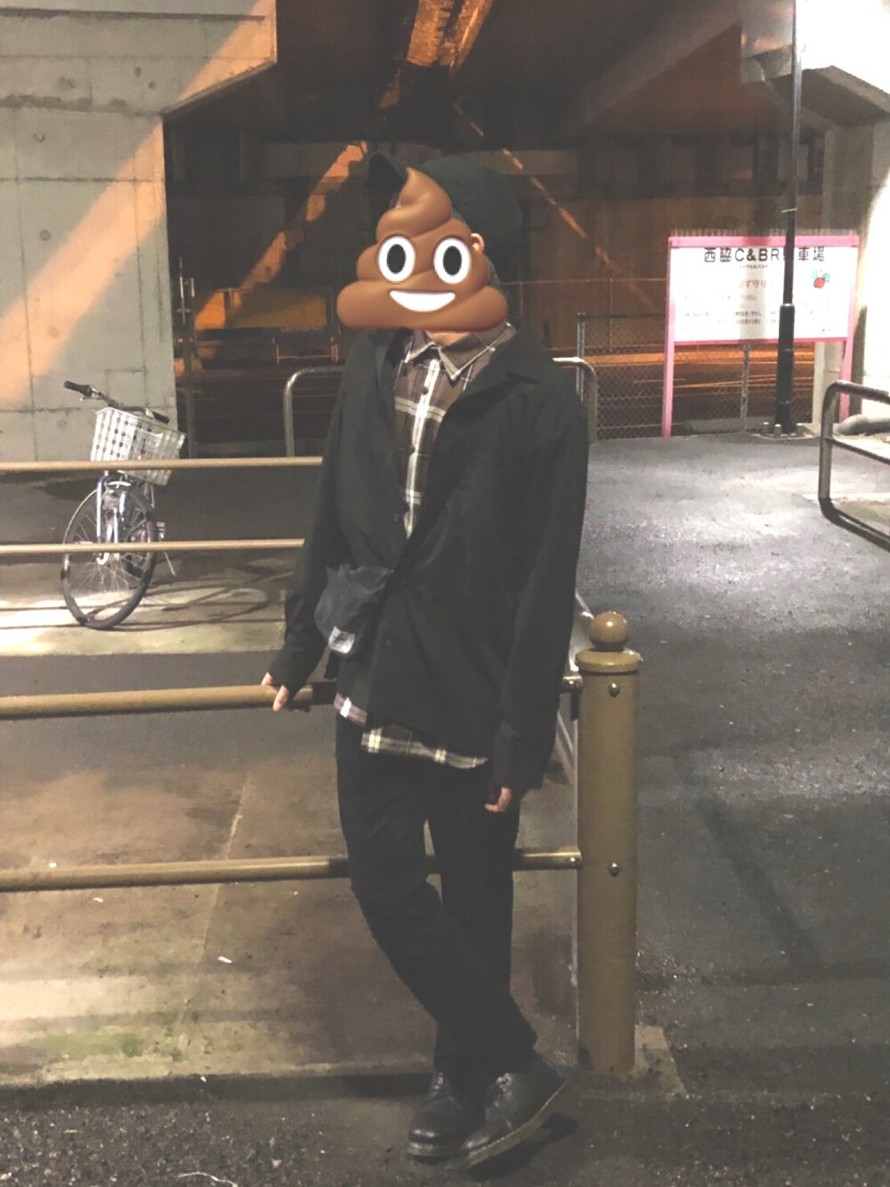 「綺麗めカジュアル、シンプルコーデ、シンプル、きょうのわたし。、今日のコーデ、秋のコーデ、黒コーデ」｜「UNIQLOのドライスウェットパンツ（その他パンツ、ブラック系）」を使った、SARUさん（メンズ・174cm）の秋コーディネートの1枚目の写真