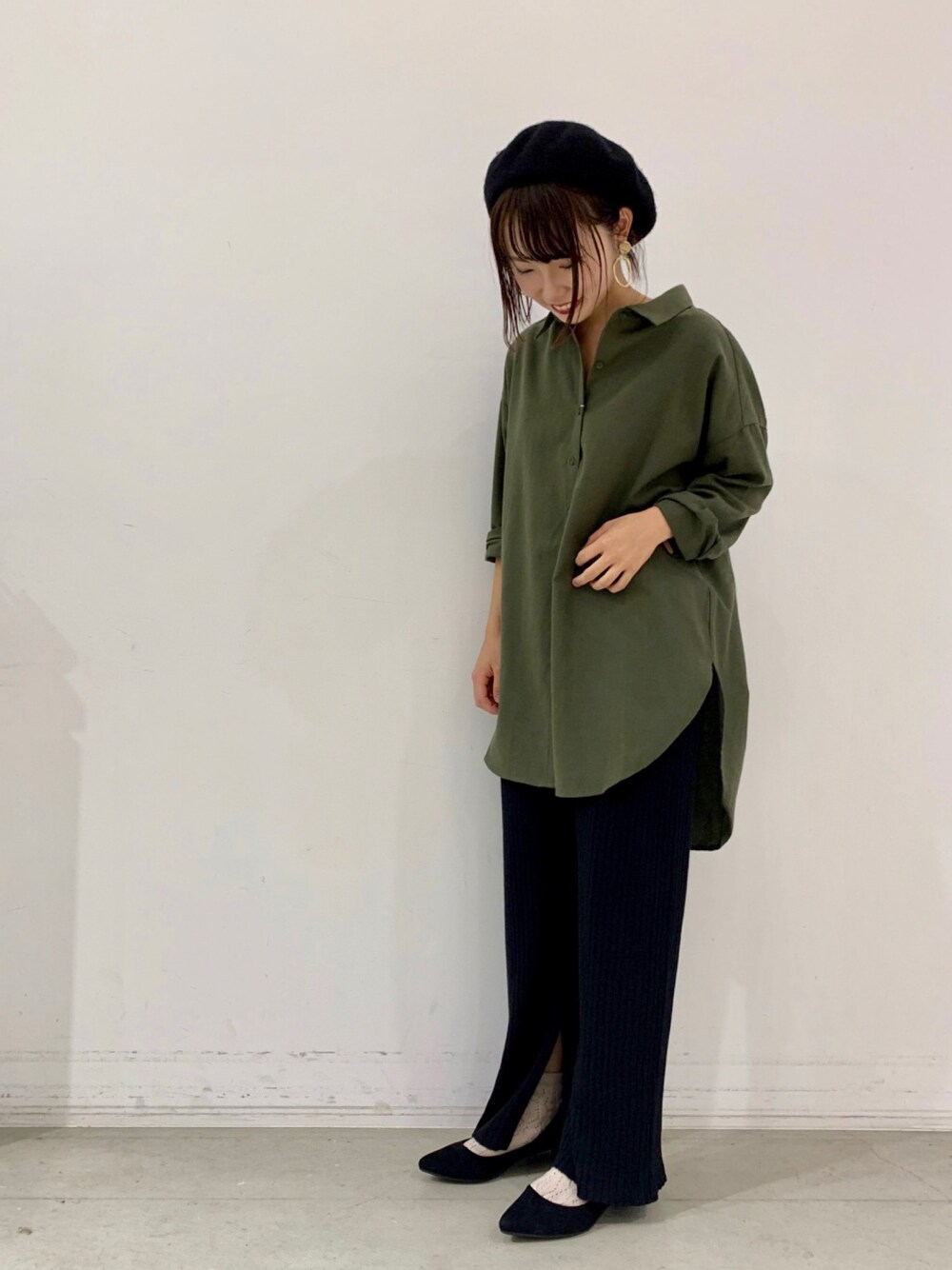 「カジュアルコーデ、シンプルコーデ、今日のコーデ」｜「koeの起毛前後差シャツチュニック（シャツ/ブラウス、グリーン系）」を使った、tomomiさん（レディース・158cm）の秋コーディネートの1枚目の写真