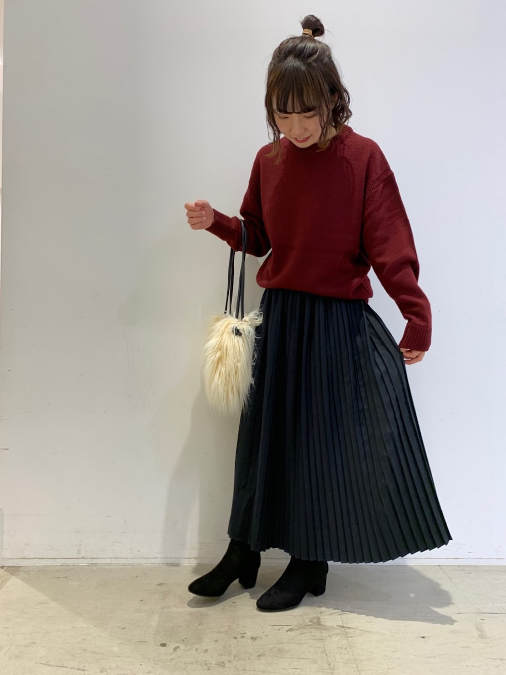 「大人ガーリー、プリーツスカート、ファーバッグ」｜「koeのヘリンボーンプリーツスカート（スカート、ブルー系）」を使った、tomomiさん（レディース・158cm）の秋コーディネートの1枚目の写真