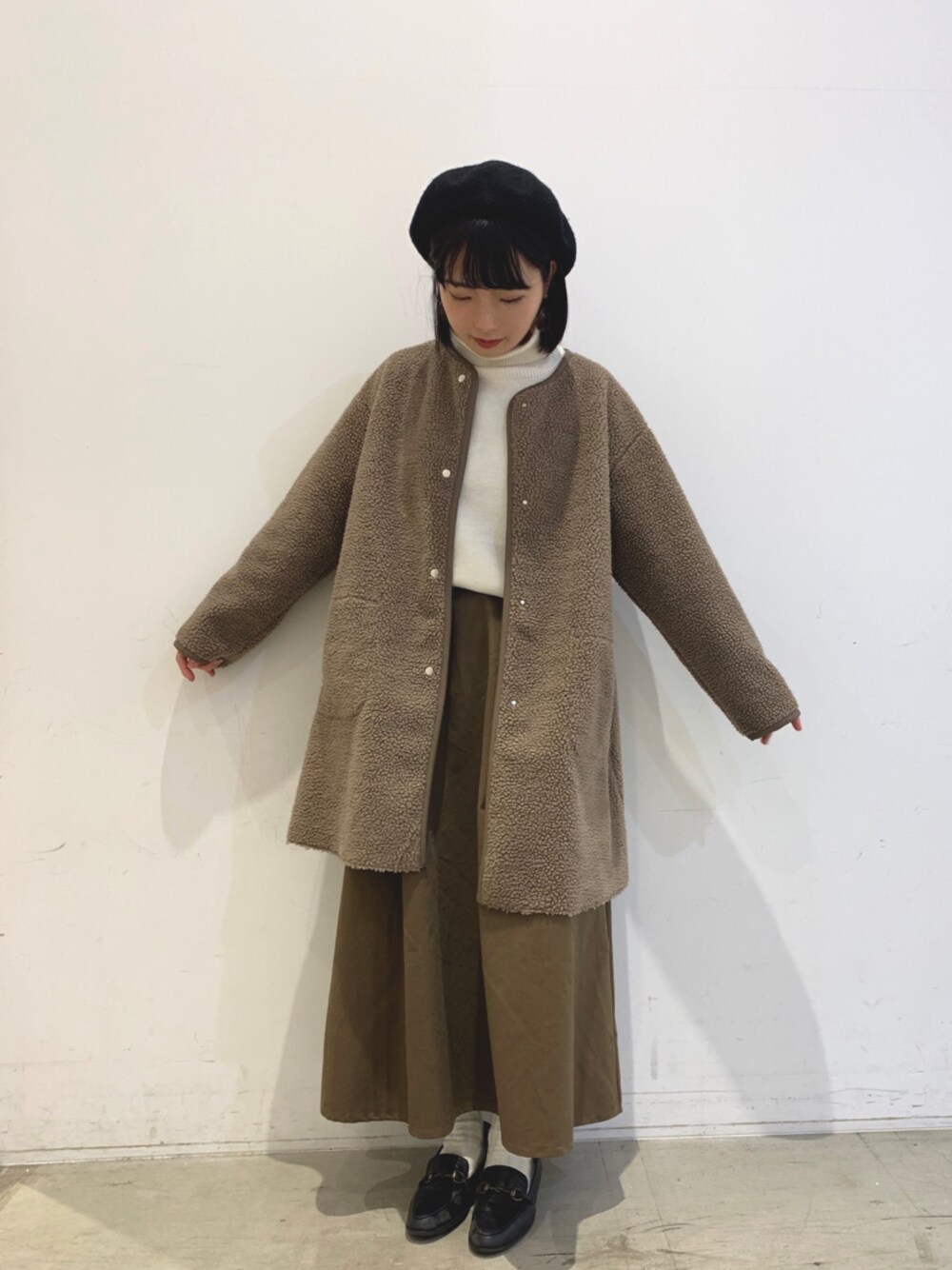 「ゆるコーデ、ベージュ、ボア、フレアスカート、おしゃれさんと繋がりたい」｜「koeのミラノリブタートルニットプルオーバー（ニット/セーター、ホワイト系）」を使った、tomomiさん（レディース・158cm）の秋コーディネートの1枚目の写真