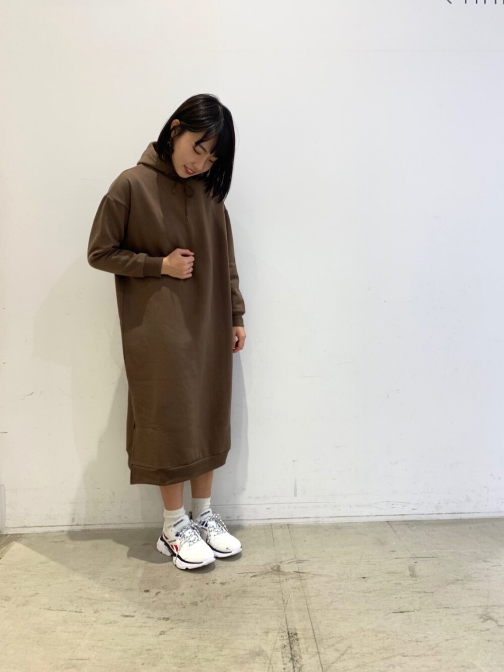 「カジュアル、スポーティ、裏起毛スウェット」｜「koeの裏毛裏起毛フーディーワンピース（ワンピース、ブラウン系）」を使った、tomomiさん（レディース・158cm）の冬コーディネートの1枚目の写真
