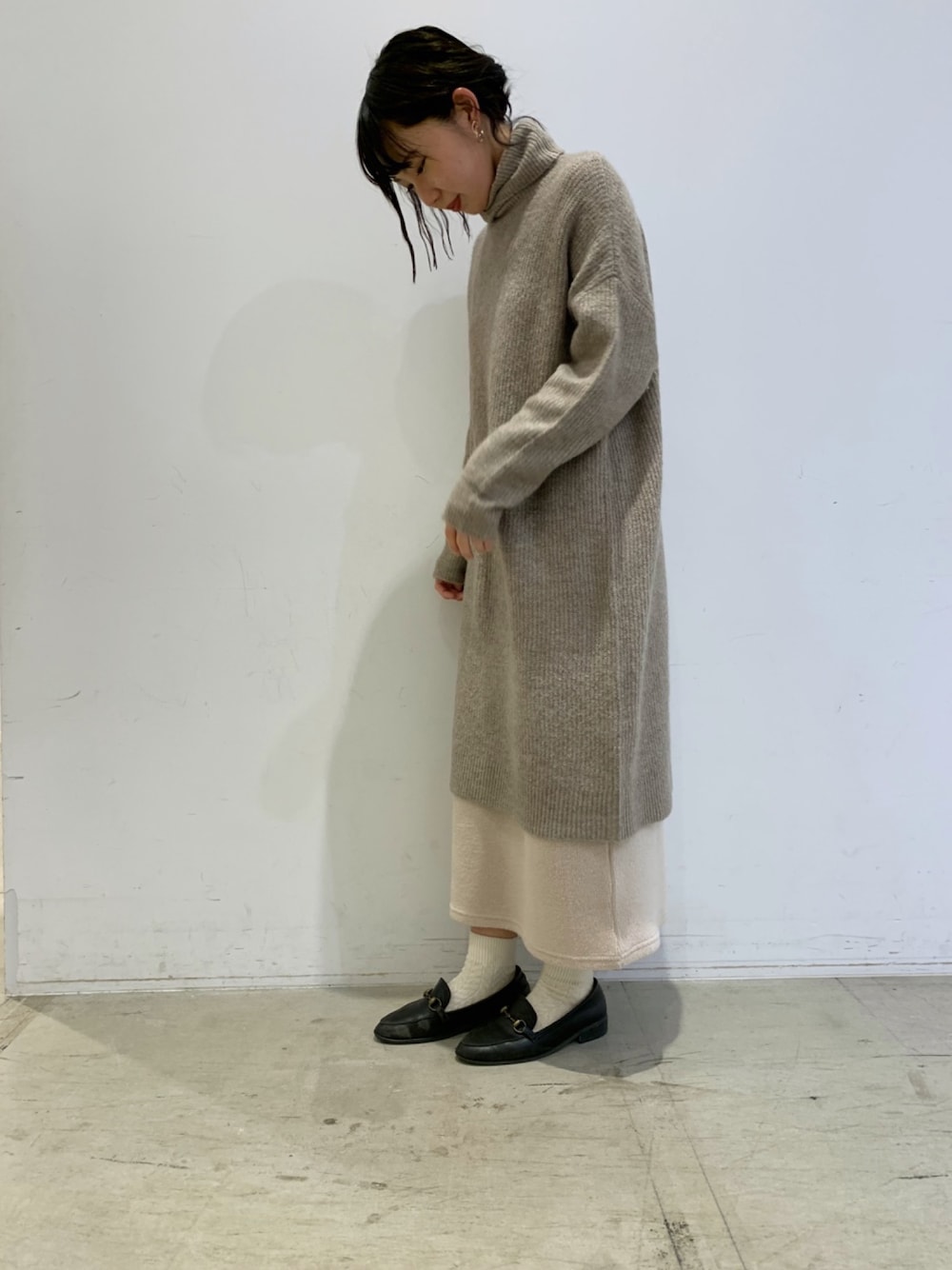 「大人ガーリー、チュニックワンピ、タイトスカート、もこもこ」｜「koeのブークレ片畦タートルネックニットワンピース（ワンピース、ベージュ系）」を使った、tomomiさん（レディース・158cm）の冬コーディネートの1枚目の写真