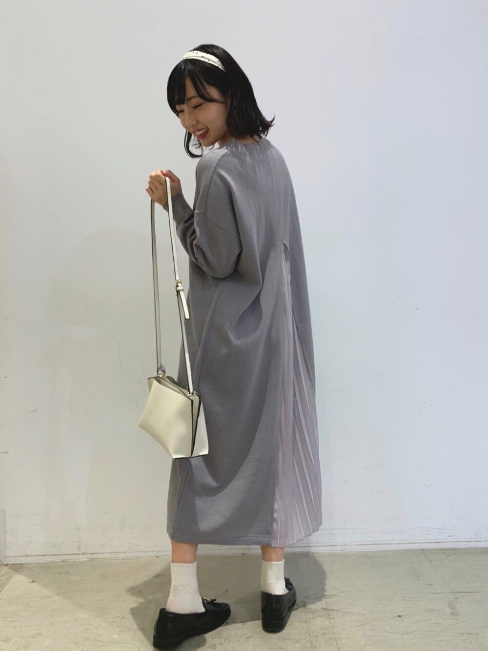 「キレイめ、春コーデ、ショルダーバッグ、ガーリー」｜「koeの【2020SS】バックプリーツニットワンピース＊★（ワンピース、グレー系）」を使った、tomomiさん（レディース・158cm）の冬コーディネートの1枚目の写真