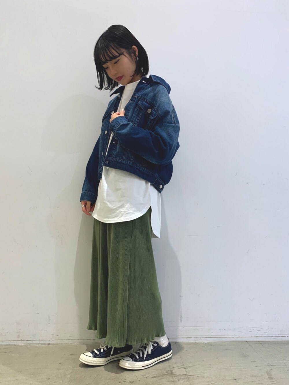 「春コーデ、スニーカー、デニムジャケット、プリーツスカート」｜「koeのCOTTON USAデニムBIGGジャン（デニムジャケット、ブルー系）」を使った、tomomiさん（レディース・158cm）の春コーディネートの1枚目の写真