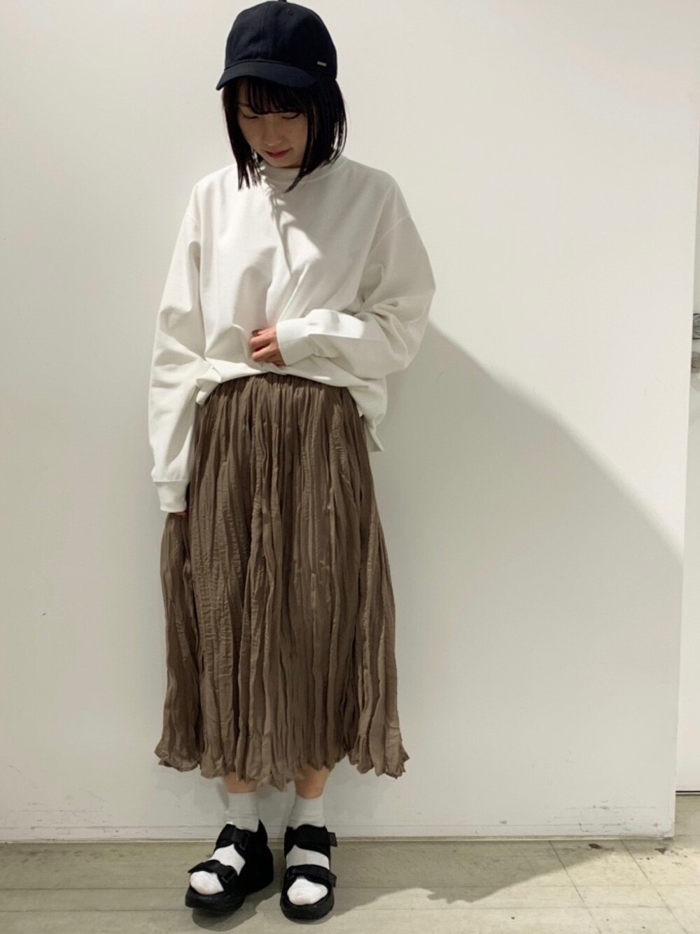 「オーバーサイズ、ワッシャースカート、ブラウン、低身長、シンプルコーデ、お洒落さんとつながりたい」｜「koeのワッシャースカート（スカート、グレー系）」を使った、tomomiさん（レディース・158cm）の春コーディネートの1枚目の写真