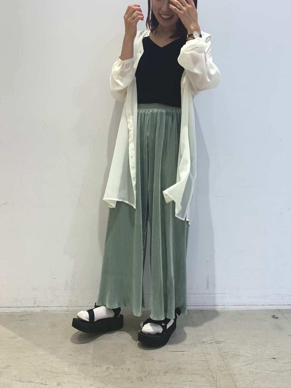 「大人コーデ、キレイめ、シアーシャツ、今日のコーデ」｜「koeのプリーツ加工パンツ＊（その他パンツ、グリーン系）」を使った、tomomiさん（レディース・158cm）の夏コーディネートの1枚目の写真