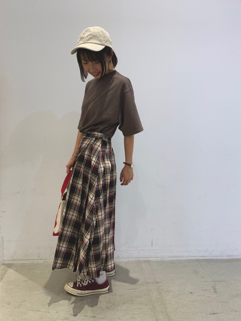 「秋コーデ、スニーカー、チェック、ジェンダーレス」｜「koeのピグメント半袖TEE（Tシャツ/カットソー、ブラウン系）」を使った、tomomiさん（レディース・158cm）の秋コーディネートの1枚目の写真
