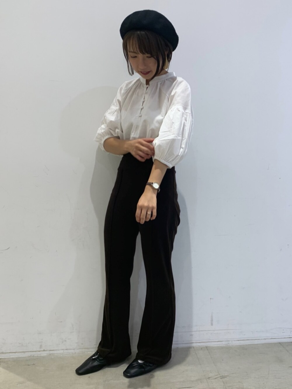 「秋コーデ、大人カジュアル、コーデュロイ、フレアパンツ、ボリューム袖、ブラウス、ベレー帽」｜「koeのカットコールセミフレアパンツ＊（その他パンツ、ブラウン系）」を使った、tomomiさん（レディース・158cm）の秋コーディネートの1枚目の写真