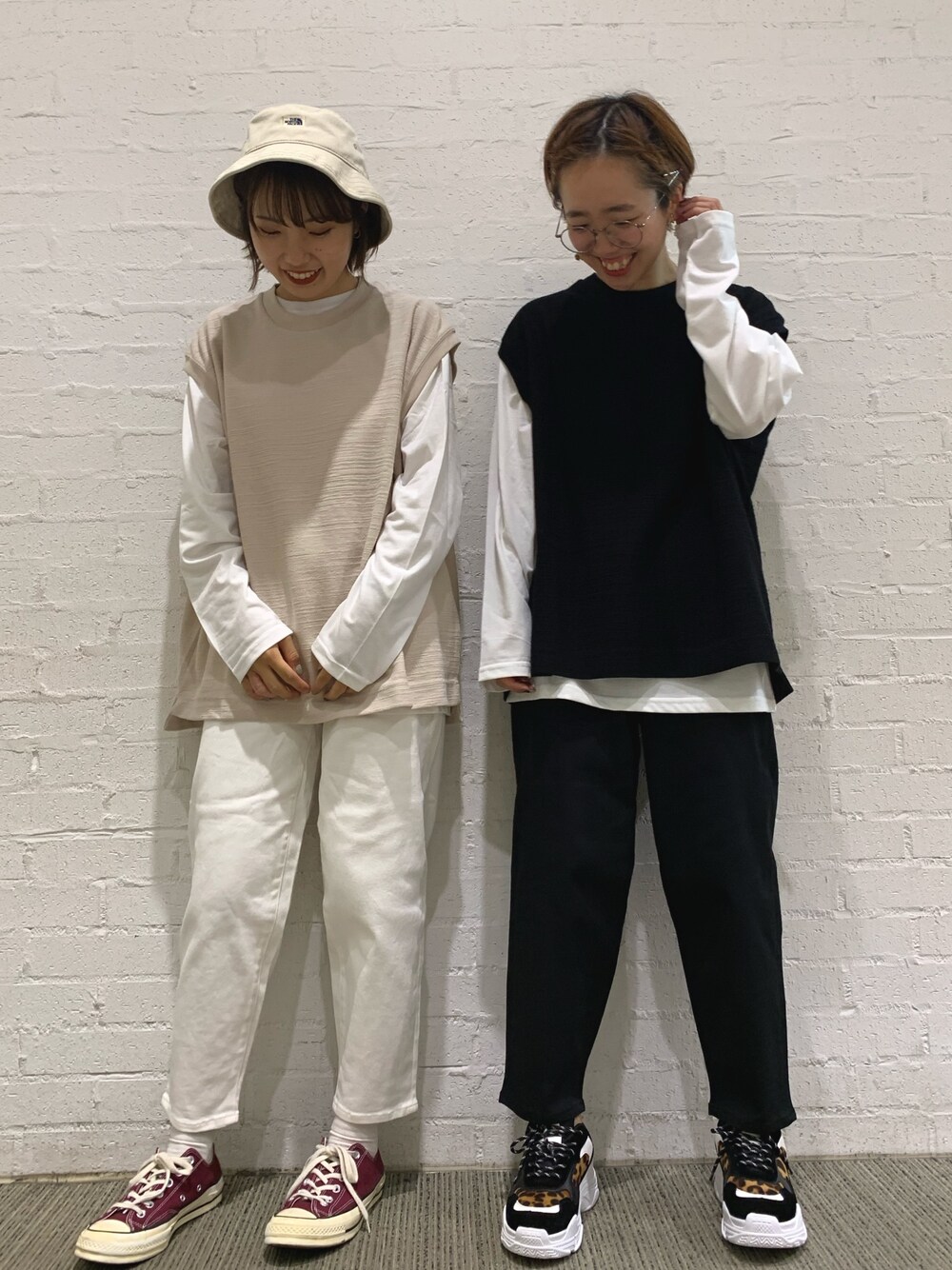 「ジェンダーレス、ワントーンコーデ、オールホワイト、オールブラック、低身長コーデ、ロンT、メンズライク」｜「koeの【2020AW】長袖ロンT付き/スラブサーフニット  ベストx Tシャツセット〇（ベスト、ベージュ系）」を使った、tomomiさん（レディース・158cm）の秋コーディネートの1枚目の写真