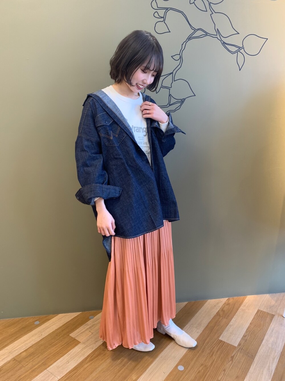「ゆるコーデ、オトナカジュアル、プリーツスカート、デニム、抜け感」｜「Green　ParksのWR　ビッグシャツチュニック＊（シャツ/ブラウス、ブルー系）」を使った、tomomiさん（レディース・158cm）の冬コーディネートの1枚目の写真