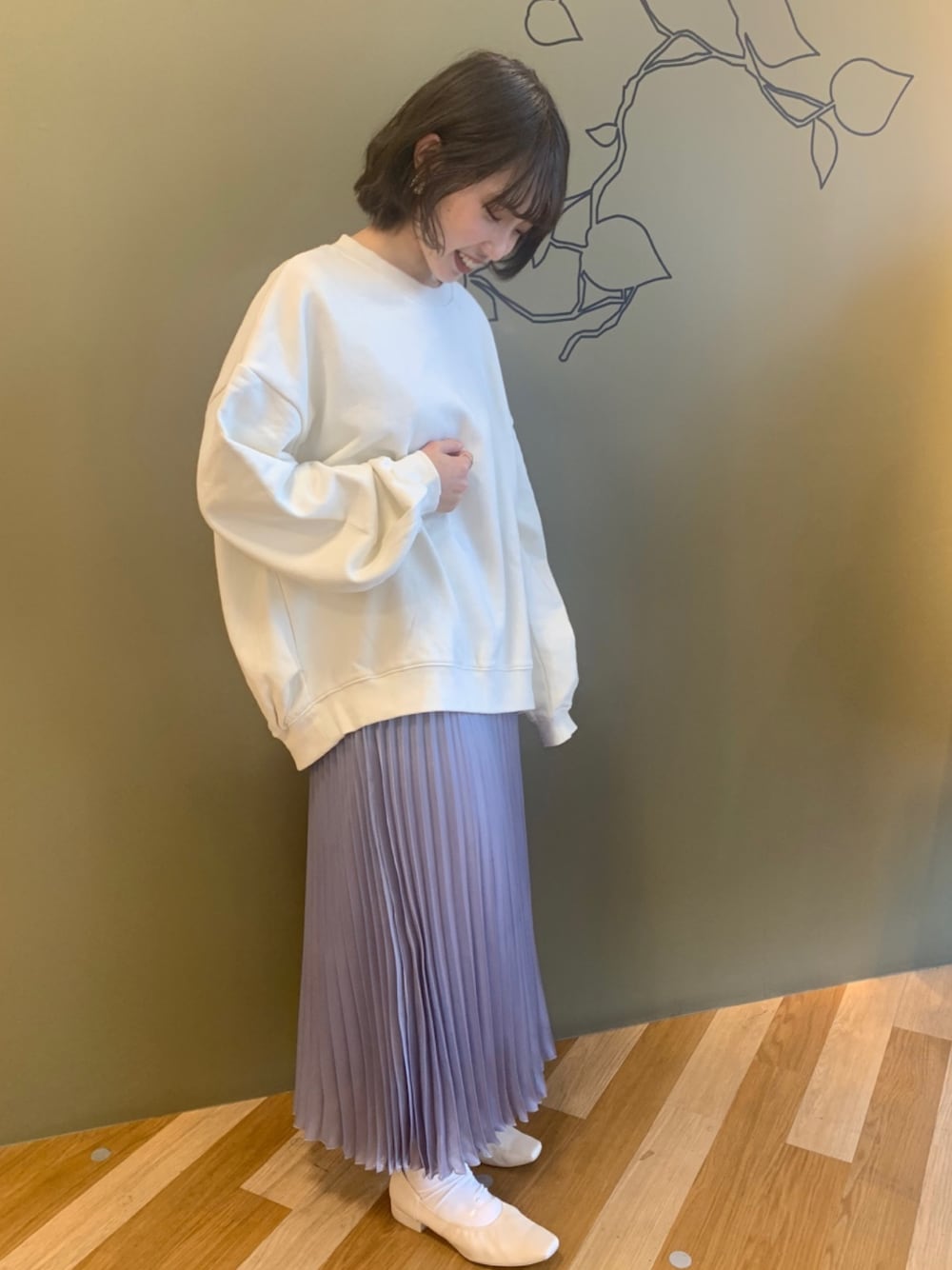 「キレイめカジュアル、春カラー、スウェット、シアー、プリーツスカート」｜「AMERICAN HOLICのドロップショルダー裏毛プルオーバー ＊（スウェット、ホワイト系）」を使った、tomomiさん（レディース・158cm）の冬コーディネートの1枚目の写真