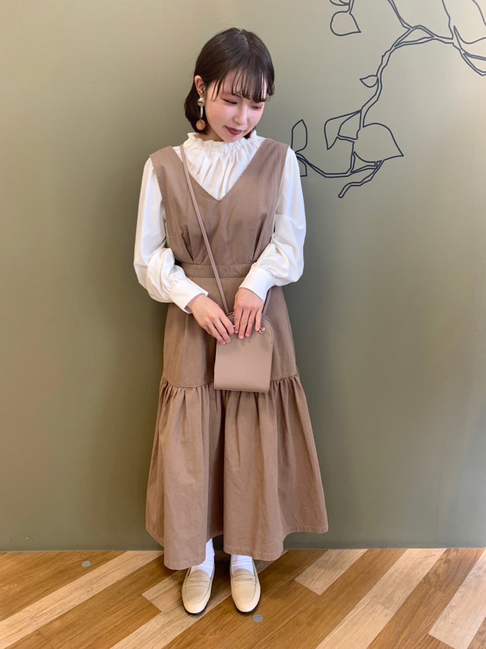 「ティアードワンピース、フリル、プチプラコーデ、ゆるコーデ、スカート」｜「Sugar spoonの・SUGAR SPOON Vネックティアードジャンスカ＊（ワンピース、ベージュ系）」を使った、tomomiさん（レディース・158cm）の春コーディネートの1枚目の写真