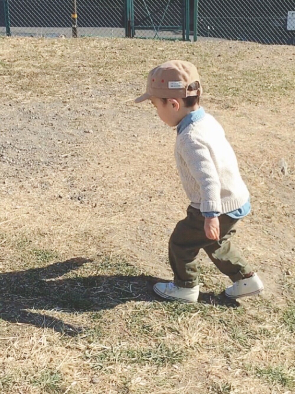 「キッズコーデ、キッズ、3歳、男の子、保育園、デニムシャツ、カーキパンツ、コンバース、シンプル」｜「SM2のアイテム（キャップ、ベージュ系）」を使った、taaaoさん（キッズ・90cm）の春コーディネートの1枚目の写真