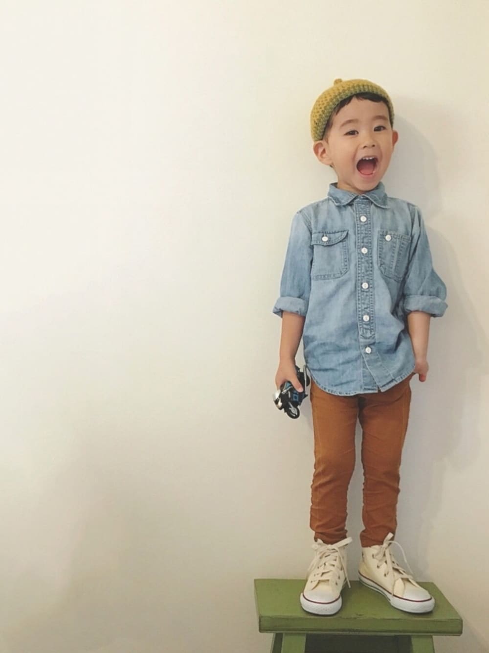 「キッズコーデ、男の子コーデ、休日コーデ、シンプル、3歳男の子、カラースキニーパンツ、デニムシャツ、ニット帽、秋のコーデ」｜「B:MING by BEAMSのCONVERSE / ALLSTAR HI ＜KIDS＞17SS（スニーカー、ホワイト系）」を使った、taaaoさん（キッズ・100cm）の秋コーディネートの1枚目の写真