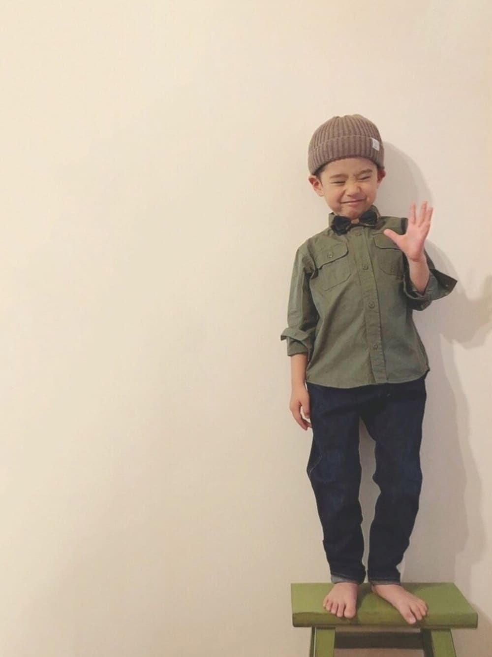 「カーキシャツ、蝶ネクタイ、男の子、カジュアル、お呼ばれスタイル、フォーマルカジュアル、誕生日、パーティースタイル」｜「B:MING by BEAMSのビーミング by ビームス / リブワッチキャップ 18AW（ニットキャップ/ビーニー、パープル系）」を使った、taaaoさん（キッズ・100cm）の冬コーディネートの1枚目の写真