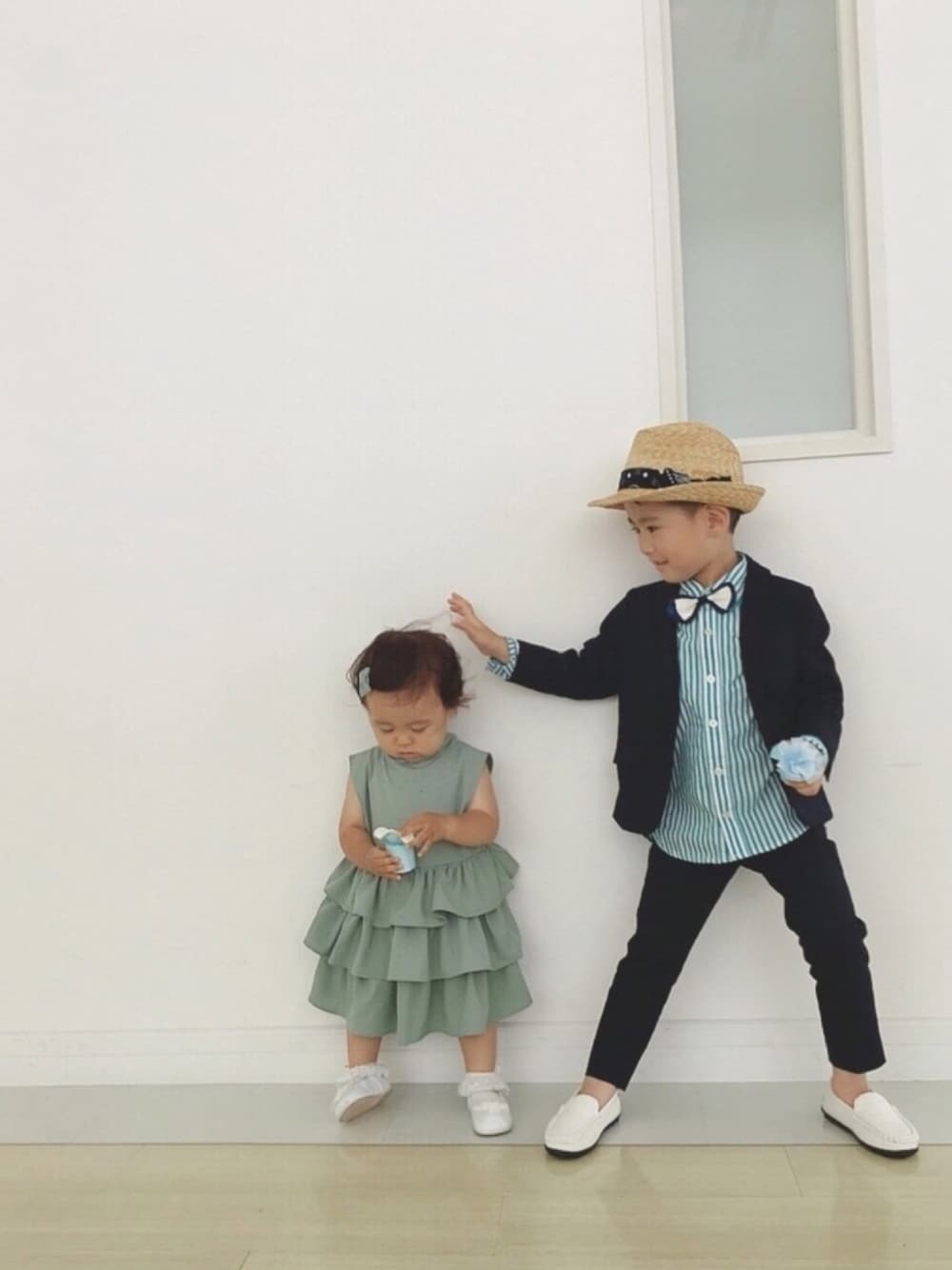 「夏、結婚式、オケージョン、ストライプシャツ、ストローハット、蝶ネクタイ、結婚式スタイル、お呼ばれスタイル、パーティースタイル」｜「SmoothyのSmoothy Straw hat / スムージー ストローハット（ハット、ブルー系）」を使った、taaaoさん（キッズ・100cm）の秋コーディネートの1枚目の写真
