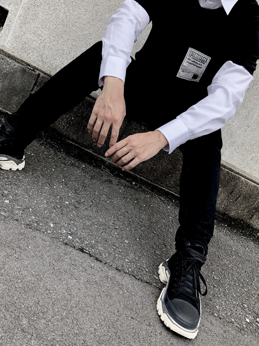 「UNIQLOのアイテム（シャツ/ブラウス、ホワイト系）」を使った、plzkillmeさん（メンズ・170cm）の夏コーディネートの1枚目の写真