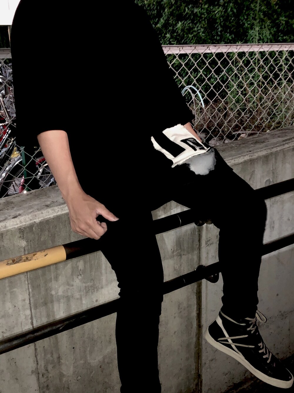 「UNIQLOのアイテム（パンツ、ブラック系）」を使った、plzkillmeさん（メンズ・170cm）の夏コーディネートの1枚目の写真