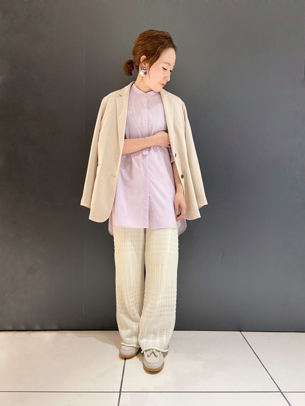 「ジャケット、春コーデ、アパートバイローリーズ、apartbylowrys、レースパンツ、ハルタ、スタンドカラーシャツ、オトナカジュアル、カジュアル、オフィスカジュアル」｜「A part byのグリンフィルスタンドシャツ　865321（シャツ/ブラウス、パープル系）」を使った、まゆてぃんさん（レディース・153cm）の春コーディネートの1枚目の写真