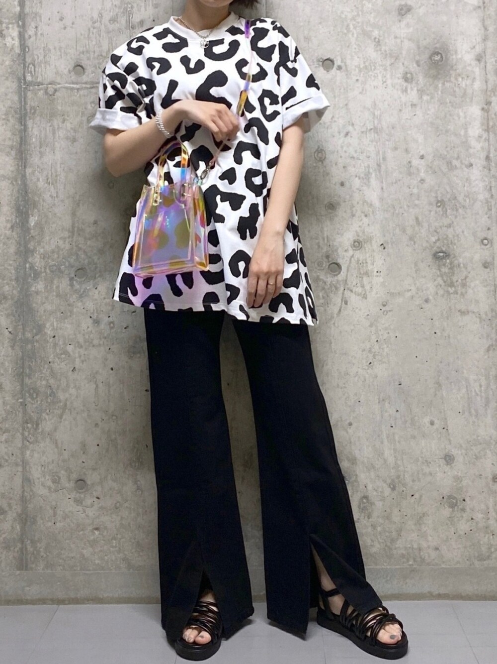 その他のTシャツ/カットソー、その他のショルダーバッグ、ブラック系のデニムパンツを着用したレディースの春コーディネートの1枚目の写真