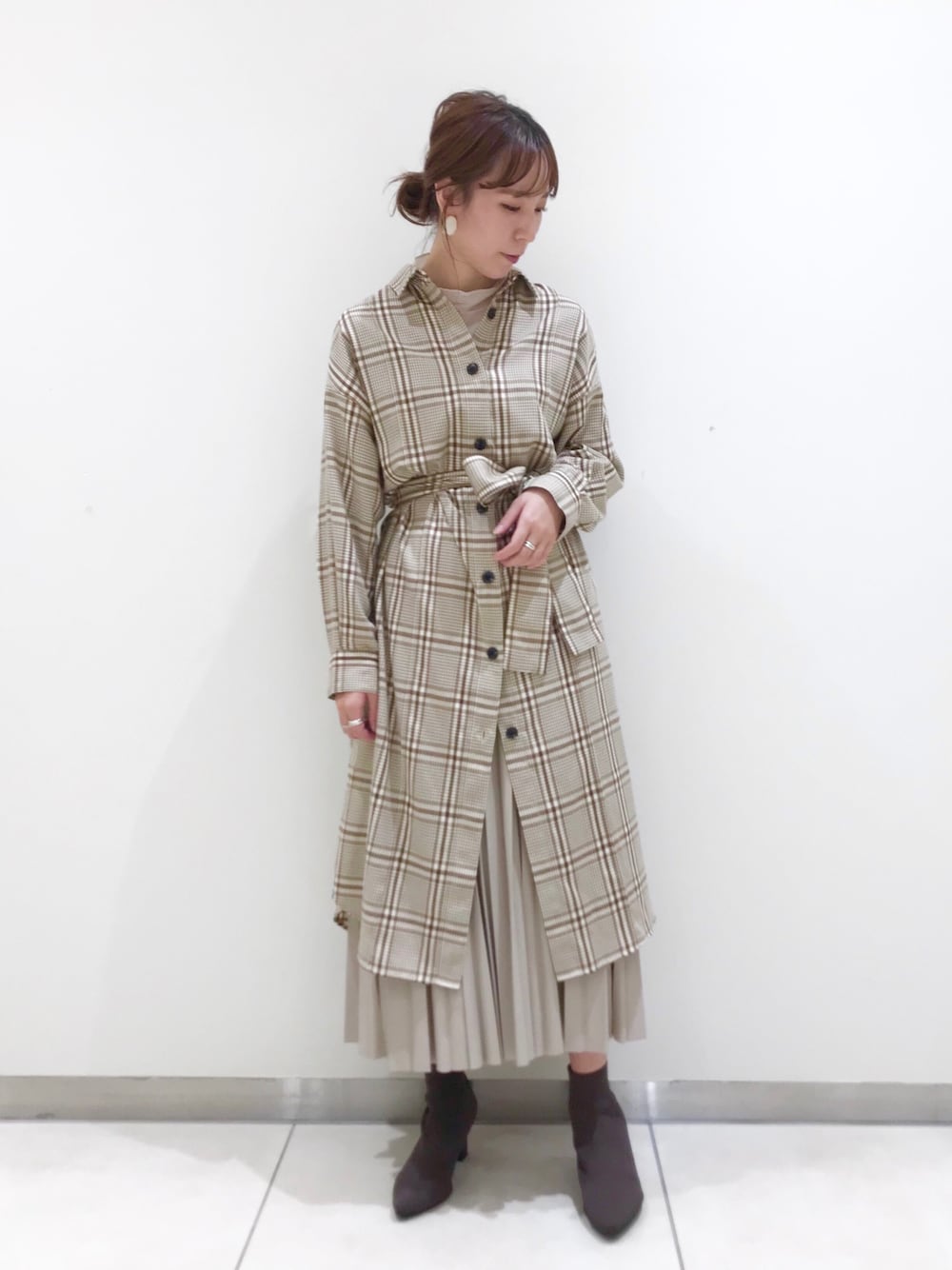 ベージュ系のTシャツ/カットソー、その他のワンピース、ベージュ系のスカートを着用したレディースの秋コーディネートの1枚目の写真