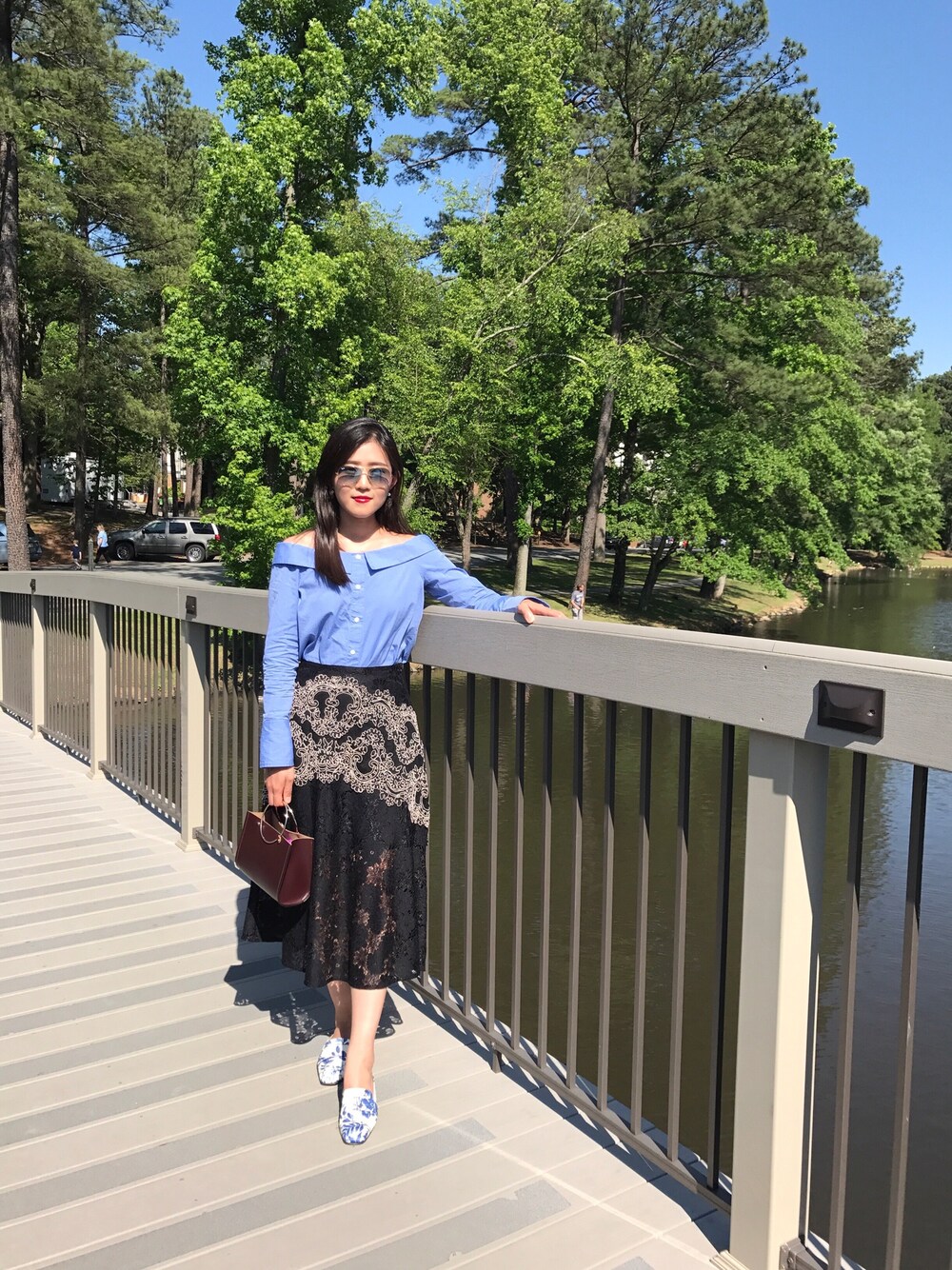 ブルー系のシャツ/ブラウス、ブルー系のスリッポン、その他のハンドバッグを着用したレディースの春コーディネートの1枚目の写真