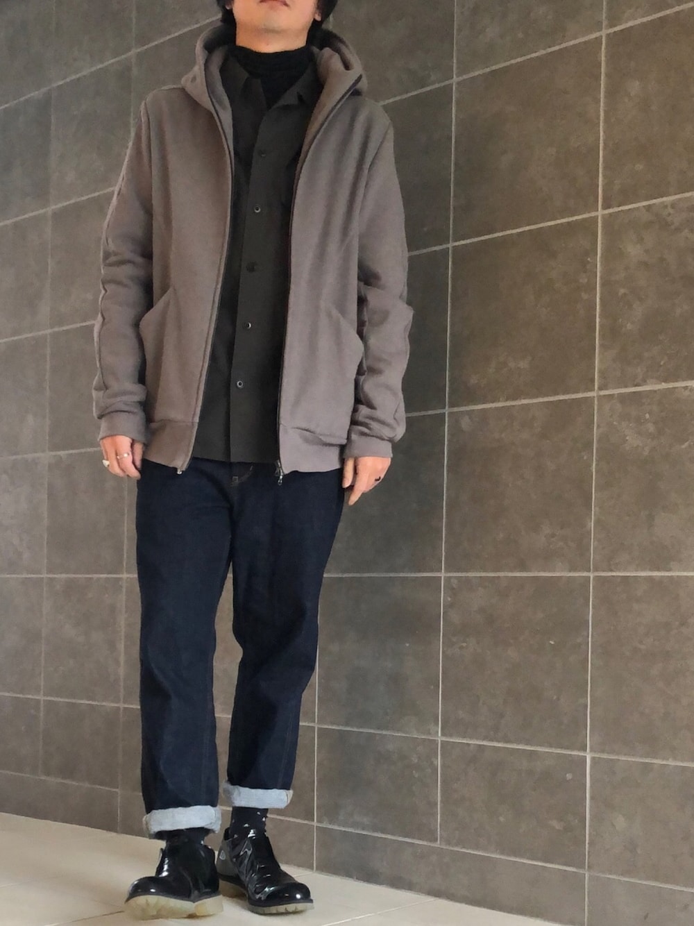 「ﾙﾒｰﾙ、LEMAIRE、KAZUYUKI KUMAGAI、パーカーをアウターに、デニム、カジュアル、vibram、ディスカバード、PADRONE」｜「KAZUYUKI KUMAGAI ATTACHMENTの【KAZUYUKIKUMAGAI】60/2プリントダブルジャージZIP UP パーカー（パーカー、グレー系）」を使った、きつね顔さん（メンズ・173cm）の冬コーディネートの1枚目の写真