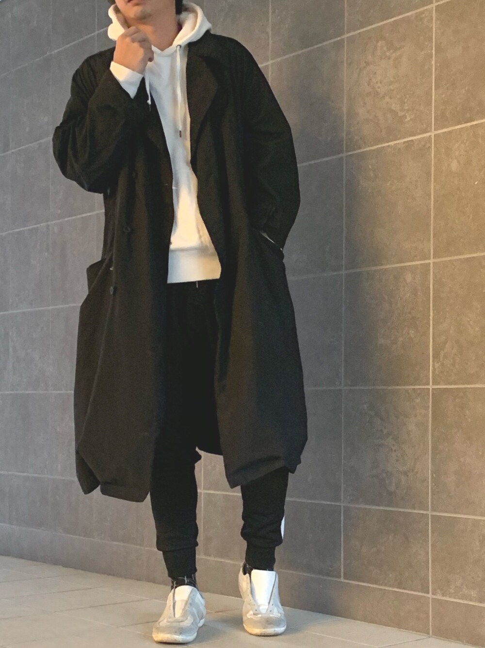 「平成最後のWEARISTAセンバツ、白パーカー、ロングコート、テアトラ、UNIQLO、ジャーマントレーナー、スニーカー、モノトーン、春」｜「TEATORAのTEATORA (テアトラ) DEVICE COAT PACKABLE tt-102-P（その他アウター、ブラック系）」を使った、きつね顔さん（メンズ・173cm）の春コーディネートの1枚目の写真