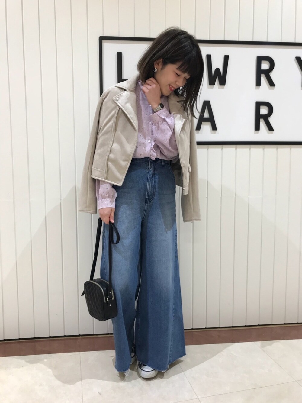 「ローリーズファーム(LOWRYS FARM)、ライダース、バギーパンツ、デニム、デート、大人カジュアル、デニムパンツ、花柄、ブラウス、ベージュ」｜「CONVERSEのCONVERSE コンバース ALL STAR OX オールスター オックス　（スニーカー、ブラック系）」を使った、LOWRYSFARM ゆめタウン出雲さん（レディース・155cm）の冬コーディネートの1枚目の写真