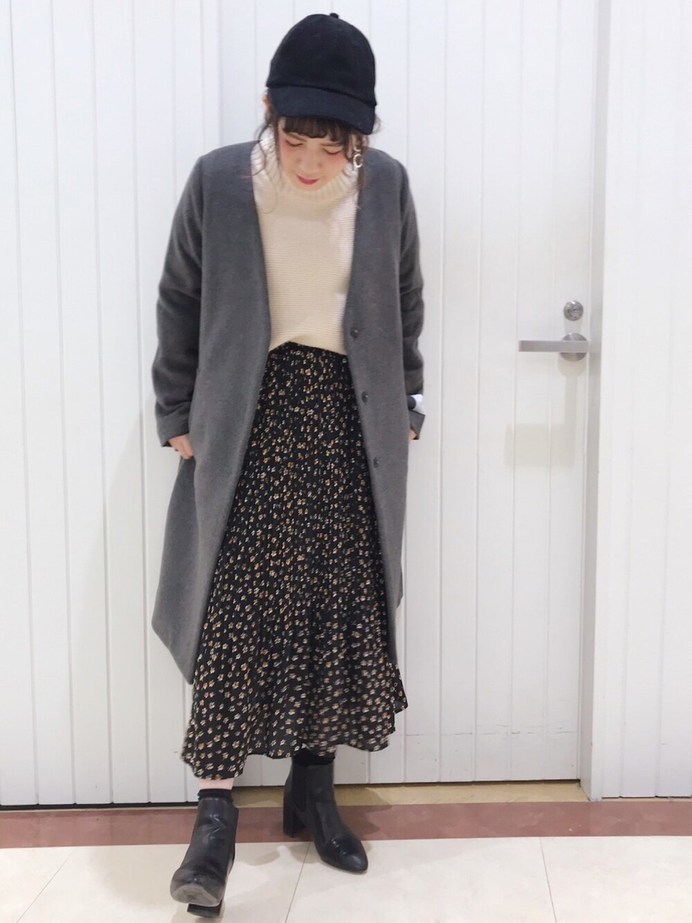 「大人カジュアル、冬コーデ、シンプル、オトナ女子、低身長、スカート、冬、ロングコート、コーデュロイ、LOWRYS FARM 出雲」｜「LOWRYS FARMのヒールサイドゴアブーツ　806810（ブーツ、ブラック系）」を使った、LOWRYSFARM ゆめタウン出雲さん（レディース・155cm）の冬コーディネートの1枚目の写真