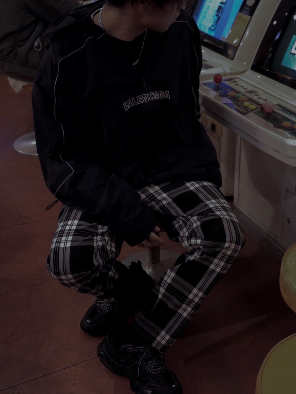「BALENCIAGA、balenciagatrack、ストリート、avalanche」｜「BALENCIAGAのアイテム（ナイロンジャケット、ブラック系）」を使った、takumaさん（メンズ・180cm）の冬コーディネートの1枚目の写真