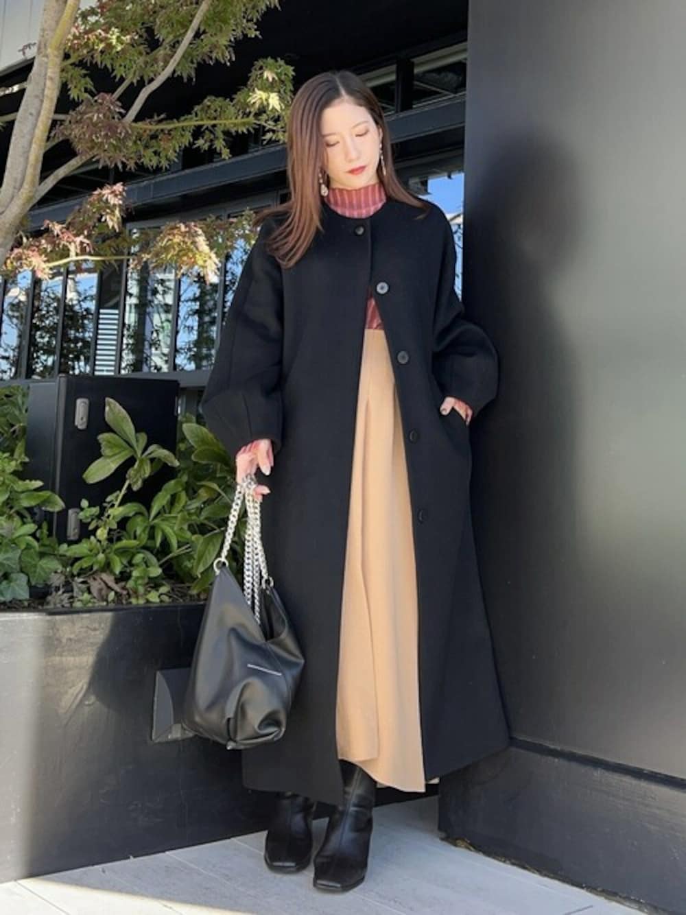 PUBLIC TOKYOのノーカラーコートを使った人気ファッション 