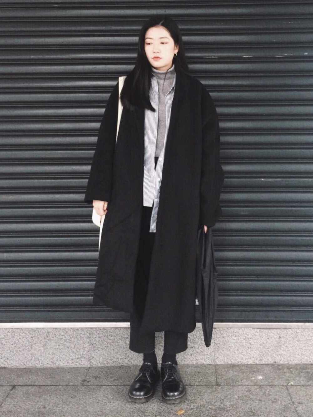 「Ramon、KANGOL、UNIQLO、Dr.Martens、black」｜「Ramonのアイテム（チェスターコート、ブラック系）」を使った、WeiHsuanさん（レディース・162cm）の春コーディネートの1枚目の写真