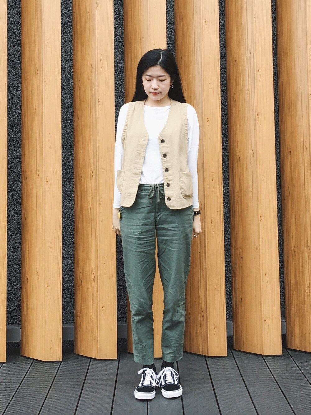 「UNIQLO、ALAND、VANS、a land」｜「A landのアイテム（ベスト、ベージュ系）」を使った、WeiHsuanさん（レディース・162cm）の春コーディネートの1枚目の写真