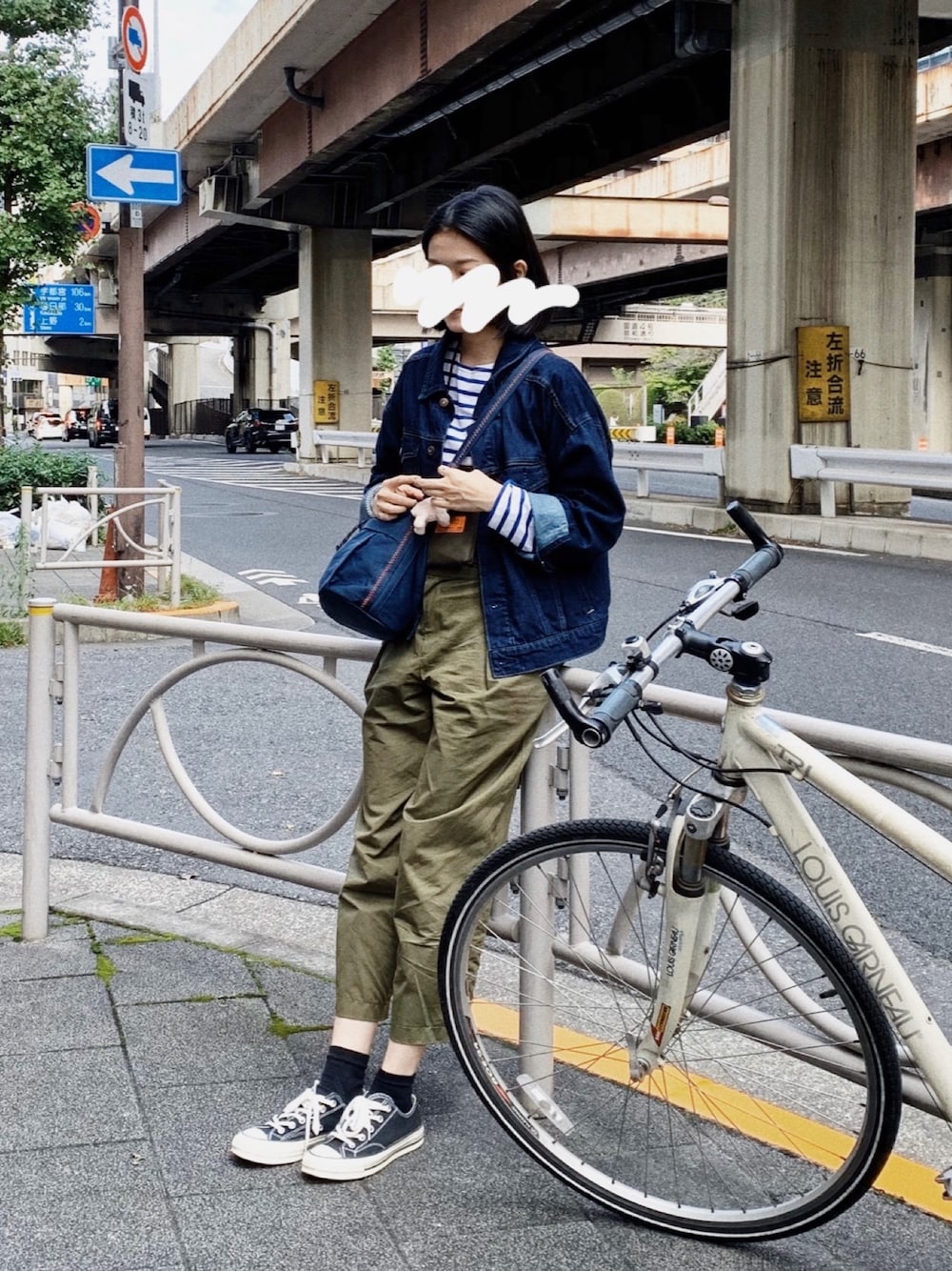 「秋のコーデ、ootd、今日のコーデ、旅行」｜「earth music&ecologyのアイテム（デニムジャケット、ブルー系）」を使った、WeiHsuanさん（レディース・162cm）の秋コーディネートの1枚目の写真