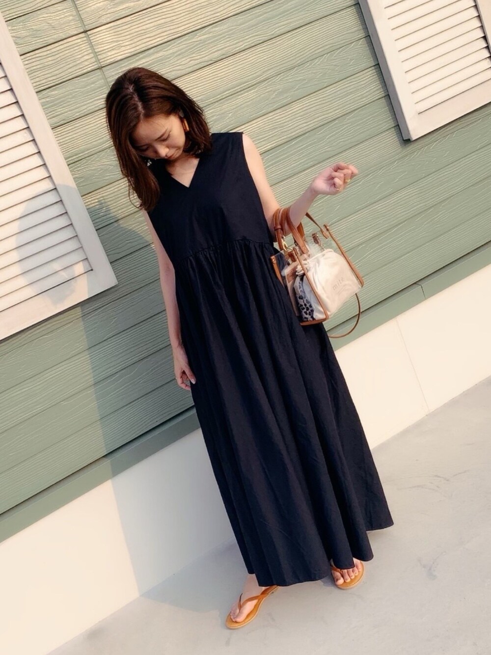 「mite、miteガール、ワンピース、ブラック、ビーチサンダル、大人カジュアル、ロングワンピース、今日のコーデ、夏コーデ、海」｜「miteのアイテム（ワンピース、ブラック系）」を使った、chiihiirooさん（レディース・162cm）の夏コーディネートの1枚目の写真