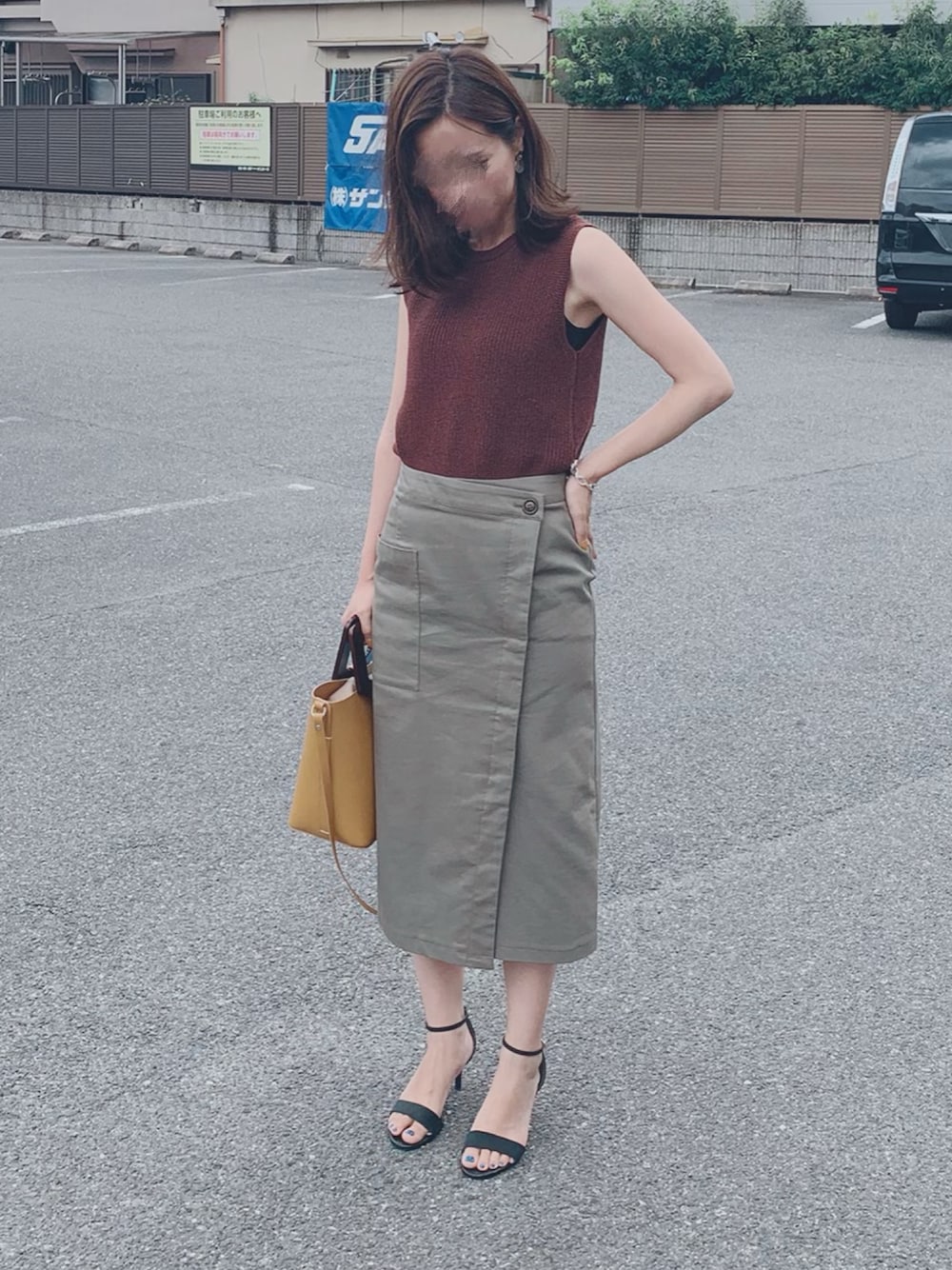 「大人カジュアル、夏コーデ、休日スタイル、秋色、ootd、ブラウンコーデ、カーキスカート、ラップスカート、サンダルコーデ、タンクトップ」｜「BEAUTY&YOUTH UNITED ARROWSのBY コットンナイロン畦ニットベスト o（ベスト、ブラウン系）」を使った、chiihiirooさん（レディース・162cm）の夏コーディネートの1枚目の写真