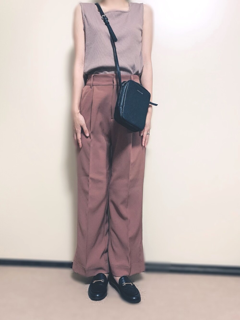 「大人トレンドカジュアル、秋のカフェオレコーデ、パンツスタイル、ブラウン、ピンクブラウン、フラットシューズ、ビットローファー、プチプラ、秋のコーデ、ベージュコーデ」｜「Honeysのスクエアネックタンク（タンクトップ、ベージュ系）」を使った、chiihiirooさん（レディース・162cm）の秋コーディネートの1枚目の写真