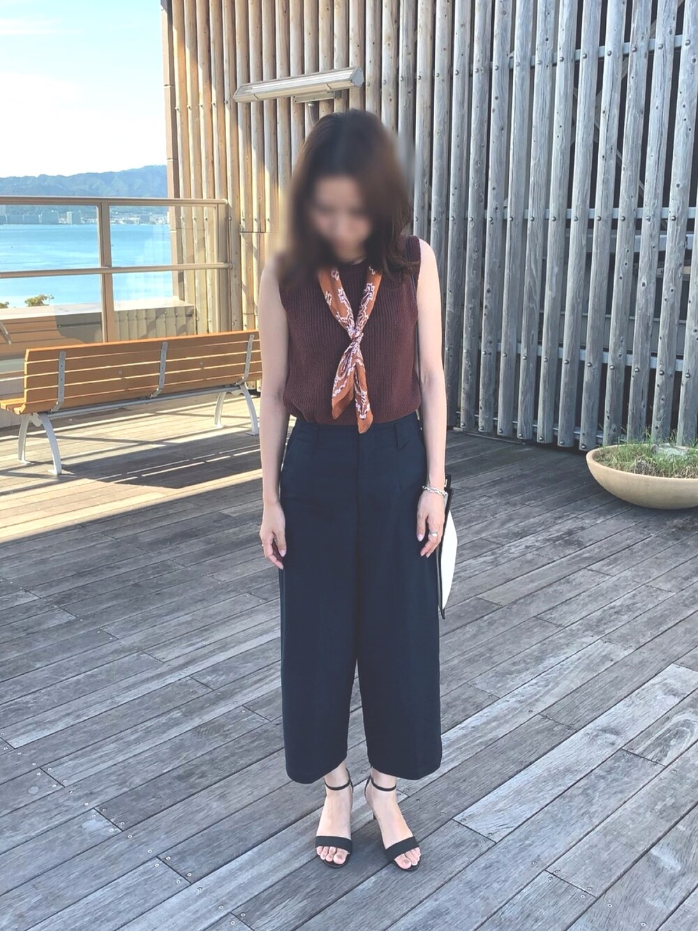 「休日スタイル、ブラウンコーデ、ワイドパンツ、大人カジュアル、秋のカフェオレコーデ、秋色コーデ、スカーフアレンジ、ブラウンニット、ノースリーブニット、BEAUTY&YOUTH UNITED ARROWS」｜「BEAUTY&YOUTH UNITED ARROWSのBY コットンナイロン畦ニットベスト o（ベスト、ブラウン系）」を使った、chiihiirooさん（レディース・162cm）の秋コーディネートの1枚目の写真